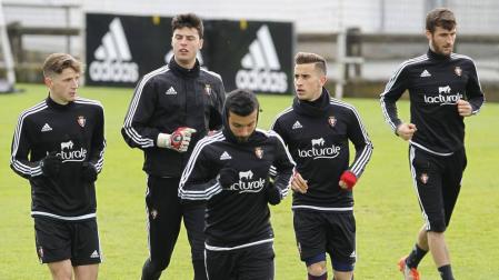 Miguel Olavide, Juan Pérez, José García, Álex Berenguer y Oier Sanjurgo (de izquierda a derecha) durante un entrenamiento de Osasuna la temporada pasada.