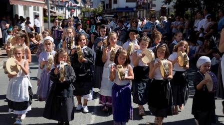 La música no dejó de sonar en ningún momento del desfile. En la imagen, varios niños tocan la pandereta a su paso por la calle Santiago de Elizondo.