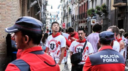 Dos agentes de Policía Foral en las calles de Pamplona en San Fermín.