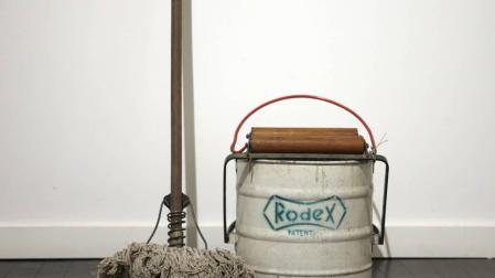 El primer modelo de fregona, a subasta por 300 euros