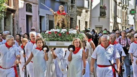 Imágenes de la procesión en honor a San Miguel que celebró este domingo la localidad navarra de Aoiz