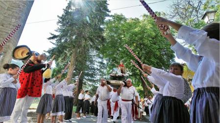 Imágenes de la procesión en honor a San Miguel que celebró este domingo la localidad navarra de Aoiz