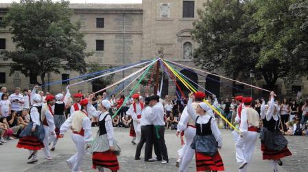 La danza tradicional recorre la comarca de Pamplona