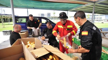 Efectivos del Ejército preparan los bocadillos en las piscinas de Tafalla para llevar a sus compañeros en servicio.