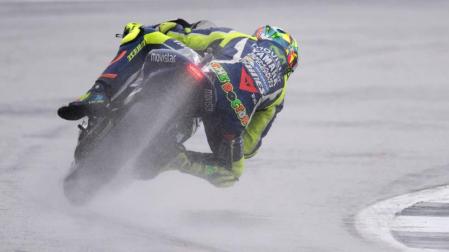 Rossi toma ventaja ante Márquez y Lorenzo en medio de la lluvia