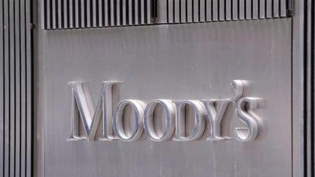 Moody's rebaja hasta 4 escalones la nota de 28 bancos españoles