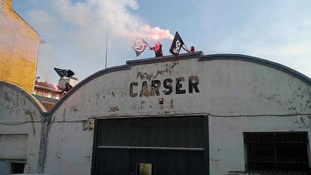 Un grupo de jóvenes ocupa una nave industrial en Rochapea