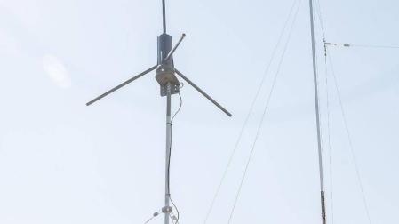 Investigadores en el observatorio radioastronómico del Centro Jerónimo de Ayanz.