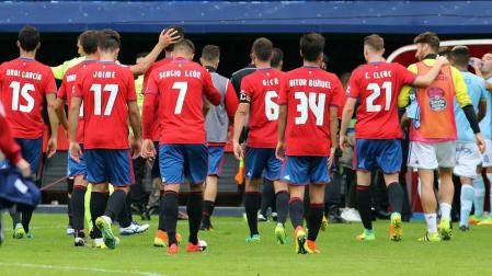 Los jugadores de Osasuna abandonan el terreno de juego tras un partido gris.