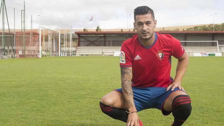 El delantero fue presentado en Tajonar tras su debut contra la Real Sociedad