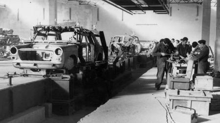 La plantilla de AUTHI elaboró los primeros Morris 1100 con técnicas casi artesanales.