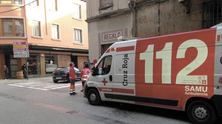 Ambulancia de Cruz Roja Sangüesa en la calle Mayor de la localidad.