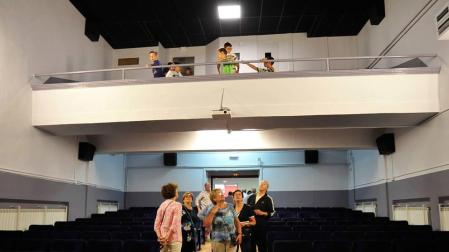 Un cine a la vieja usanza en Peralta