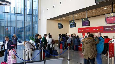El Gobierno iniciará contactos para unir el Aeropuerto de Noáin con Europa