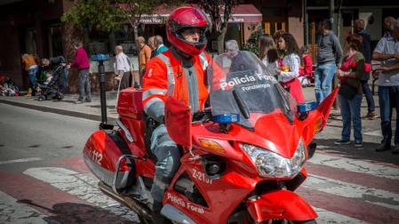 Un policía foral, durante el control de una prueba en Alsasua.