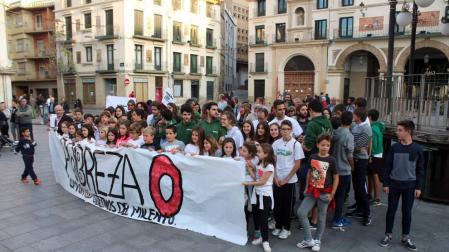 Imagen de la concentración del grupo Pobreza Cero celebrada ayer en la plaza de los Fueros.