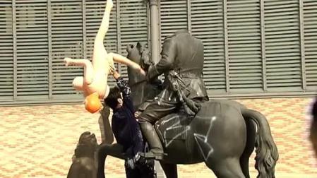 Colocan una muñeca hinchable en la estatua ecuestre de Franco decapitado en Barcelona