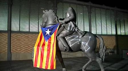 La estatua decapitada de Franco amanece pintada y cubierta por una 'estelada'