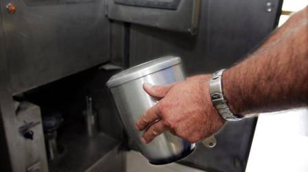 Urna en la que se introducen las cenizas que salen del horno crematorio.