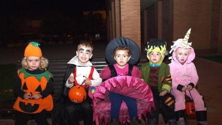 Un año más, el barrio de la Azucarera se convirtió en el epicentro de las celebraciones de Halloween de la capital ribera. Ambiente y decoración en las calles, alguna 'casa del terror' incluida, hicieron las delicias de los pequeños, que regresaron a casa con las bolsas repletas de golosinas.