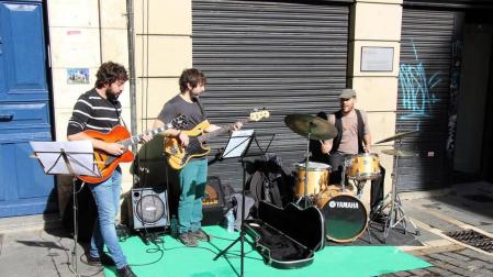 EscaparArte transformó el corazón de Pamplona el sábado 15 de octubre. La iniciativa, organizada por la Asociación de Comercio, Hostelería y Servicios del Casco Antiguo junto a la Cámara de Comercio, permitió observar a pie de calle del trabajo de pintores, disfrutar de la elaboración de un gran mural en los antiguos Almacenes Unzu o escuchar la música de diferentes grupos artísticos. Un gran concierto en la plaza del Castillo cerró la jornada.