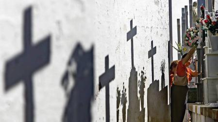 Rescatan a una anciana tras caer al interior de una tumba en el cementerio de Sevilla