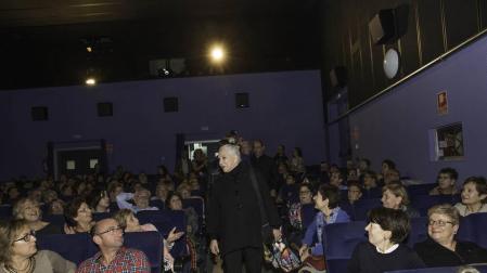 La actriz Lola Herrera entra en la sala del cine Moncayo de Tudela entre los aplausos y miradas de los espectadores que acudieron ayer a la proyección de 'Pasaje al amanecer'.