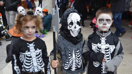 Niños disfrazados celebran Halloween en algunas localidades riberas