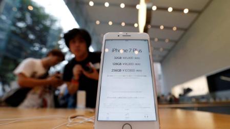 Sus 20 novios le regalan 20 iPhone 7 y los revende para comprarse una casa
