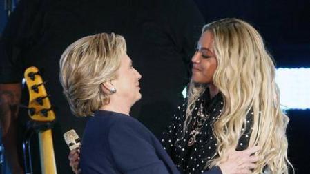 Hillary Clinton abraza a Beyoncé.