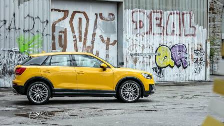 La marca de los cuatro aros se frota las manos con el Q2, el primer SUV pequeño premium del segmento. Es decir, no tiene rivales directos, por lo que puede ser un filón en ventas. Un todocamino en frasco pequeño divertido, ágil y muy práctico.