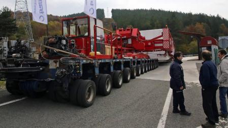 El megaconvoy permanece aparcado en la muga entre Navarra y Guipúzcoa en la N-1, junto al hotel Alaska.