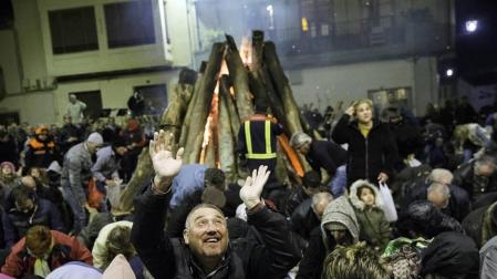 Fuistiñana celebró ayer su popular lanzamiento de nueces desde el balcón del ayuntamiento para dar inicio a las fiestas de la Virgen de la Peña.