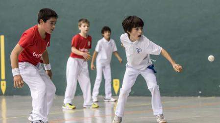 La pelota a mano ha sido un deporte tradicionalmente masculino. Sin embargo, eso está cambiando y la presencia de pelotaris femeninas comienza a ser más habitual. Algo que diversos clubes están fomentando también dentro de las competiciones de los Juegos Deportivos