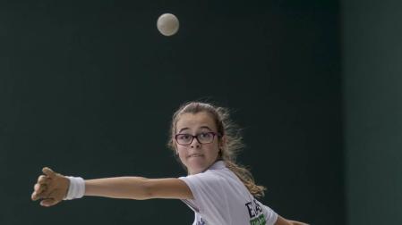 La pelota a mano ha sido un deporte tradicionalmente masculino. Sin embargo, eso está cambiando y la presencia de pelotaris femeninas comienza a ser más habitual. Algo que diversos clubes están fomentando también dentro de las competiciones de los Juegos Deportivos