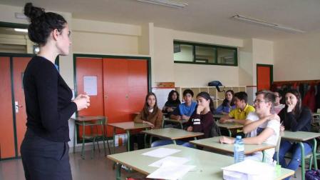 Alumnos de 4º de ESO del IESO Reyno de Navarra de Azagra escuchan a la periodista Sandra Iraizoz, en un taller sobre relaciones personales.