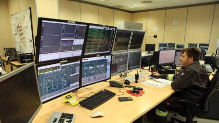 Un trabajador observa los paneles de control en la central de ciclo combinado de Hidrocantábrico en Castejón
