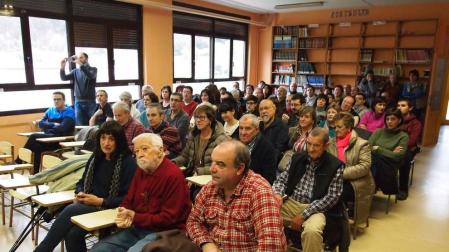 Un centenar de vecinos asistieron a la presentación del libro en el colegio.