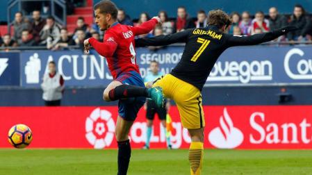 Goran Causic disputa un balón con Antoine Griezmann durante el encuentro.