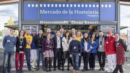 Parte de la plantilla de Makro, en Pamplona, el día de la inauguración del cambio del centro.