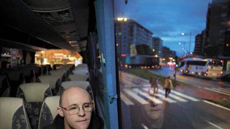 Mikel Sola Ayesa observa a través de la ventanilla del autobús que le lleva a las ocho de la mañana a Tasubinsa, donde trabaja desde hace 20 años.