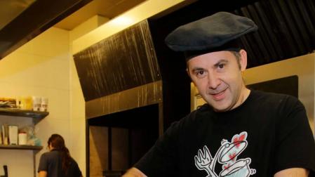 El cocinero pamplonés Juan Manuel Pedreño, de 50 años, en su restaurante 'Elordi de la bella época', en el polígono industrial de Arre.