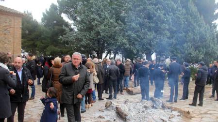 Decenas de cirboneros, junto a las brasas de la hoguera colocada en la explanada junto a la ermita.