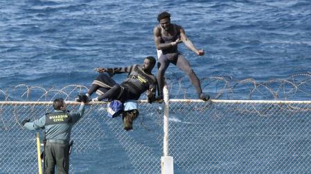 Seis inmigrantes se niegan a bajar de valla en Ceuta tras horas subidos