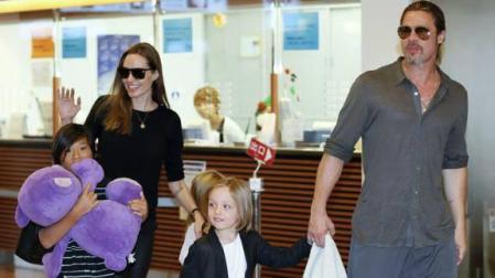 Brad Pitt y Angelina Jolie con tres de sus seis hijos.