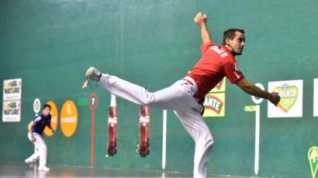 Oinatz Bengoetxea ejecuta un saque durante el partido de ayer en el Beotíbar de Tolosa.
