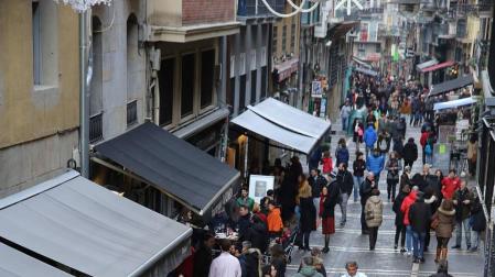 Los turistas recorrían ayer la calle Estafeta, uno de los lugares más transitados en estas fechas.