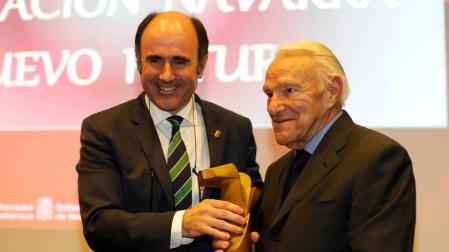 Javier Sanz, vicepresidente de Nuevo Futuro, recoge el premio de manos de Manu Ayerdi.