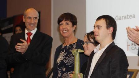 Entrega del premio a la Excelencia Ciudadana a Arantxa Garatea Elzaburu.