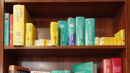 Estanter&iacute;a con libros